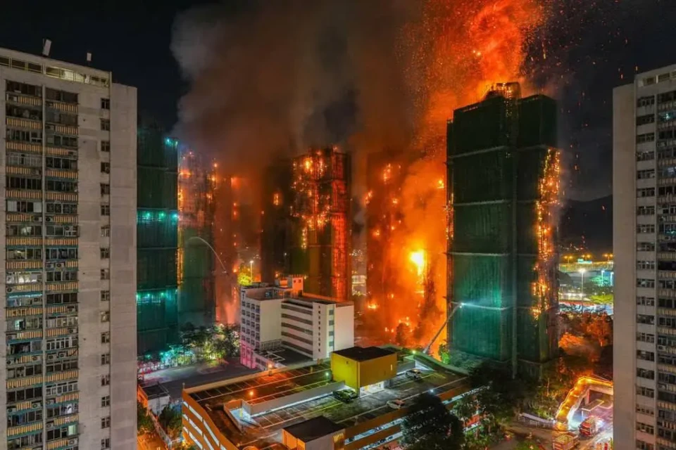 Feridos vão a 79, e situação de 200 pessoas ainda é incerta Incêndio em Hong Kong: 128 mortos e 80 corpos não identificados