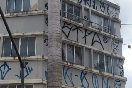Imagem mostra prédio abandonado e alvo de pichadores