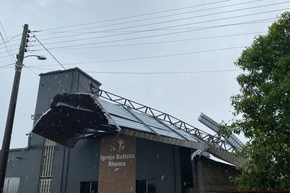 Imagem do telhado da igreja que cedeu