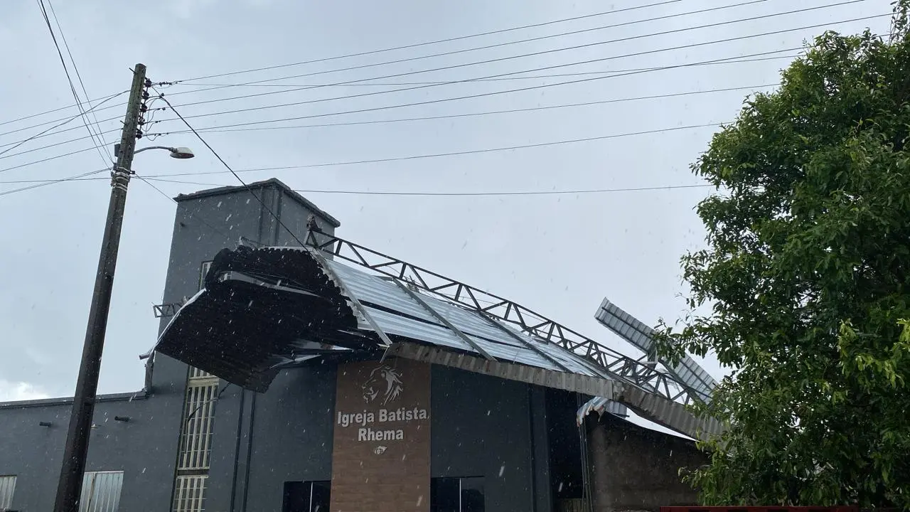 Imagem do telhado da igreja que cedeu