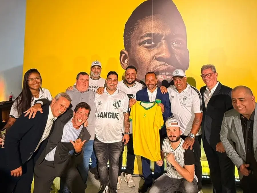 Neymar Pai demonstra não saber de lesão do filho em evento