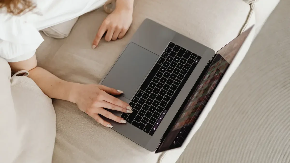 Imagem de uma pessoa mexendo no notebook