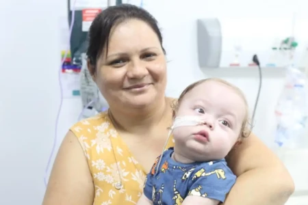 Bebê recebe alta após 407 dias no Hospital Estadual da Criança e do Adolescente em Goiânia