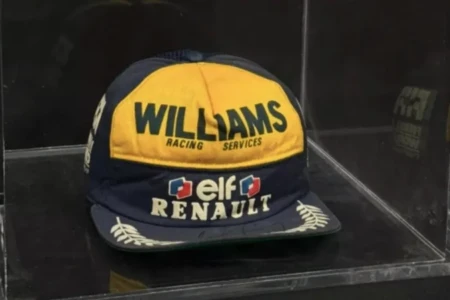 Boné autografado por Ayrton Senna