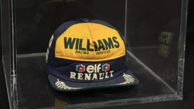 Boné autografado por Ayrton Senna