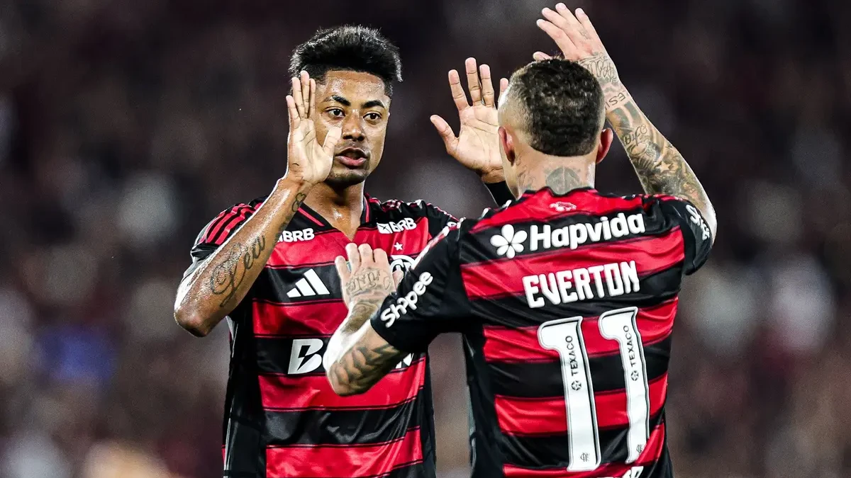 Jogadores do Flamengo comemoram gol no Brasileirão