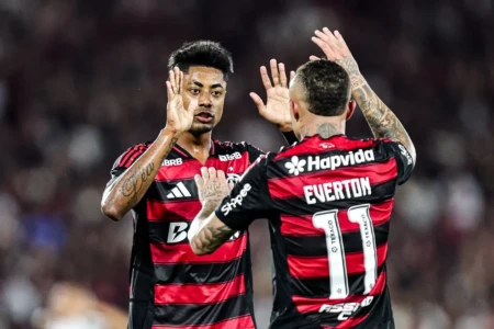 Jogadores do Flamengo comemoram gol no Brasileirão