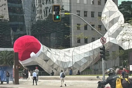 Baleia da Faria Lima vira meme com decoração de Natal “Moby Dick”, "Jebaleia" e "Cacetáceo" foram alguns apelidos que a estrutura pênis