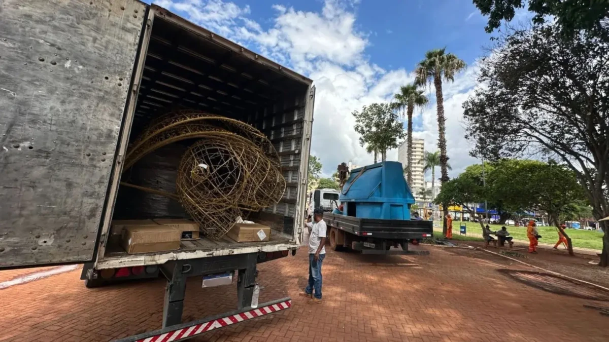Imagem mostra caminhão com equipamentos que serão instalados em praça de Anápolis
