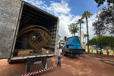 Imagem mostra caminhão com equipamentos que serão instalados em praça de Anápolis