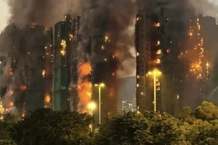 Mortes em Hong Kong vão a 65 após incêndio; vídeo 70 pessoas estão feridas, incluindo 10 bombeiros prédio incêndio