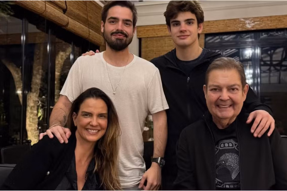 Faustão aparece em foto ao lado da família para comemorar aniversário de casamento