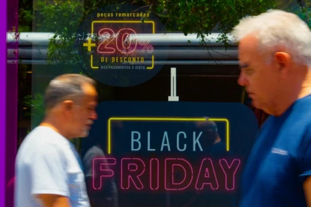 Quais são os produtos mais procurados na Black Friday? Veja a lista Roupas, celulares, TVs mais buscados Confira preferência dos brasileiros