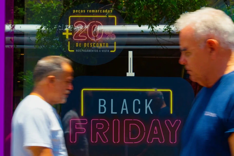 Quais são os produtos mais procurados na Black Friday? Veja a lista Roupas, celulares, TVs mais buscados Confira preferência dos brasileiros