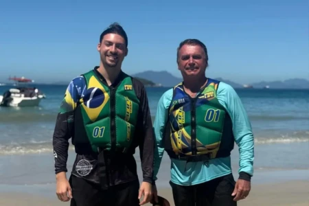 Em visita a Bolsonaro, Jair Renan diz que pai se sente injustiçado e tem crises de soluços (Foto: Instagram)