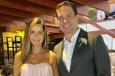 Esposa de Ramagem diz que teve celular apreendido ao embarcar para os EUA PF não quis se manifestar STF não tem informações sobre o assunto