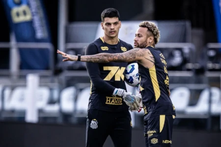 Neymar treina normalmente nesta quinta e pede para ser relacionado