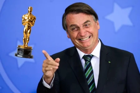 Dark Horse Bolsonaro será herói em filme com roteiro de Mario Frias; veja elenco História gira em torno da facada sofrida pelo ex-presidente