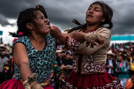 tradição em que peruanos trocam socos no Natal para começar o ano em paz Pancadaria acontece em praça pública; ritual é o Takanakuy