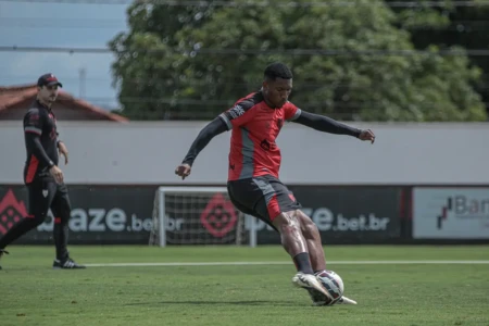 Lelê em treino no Atlético Goianiense