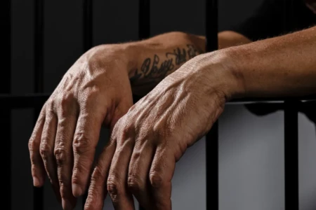 Justiça condena advogados, detentos e familiares ligados ao Comando Vermelho em Goiás (Foto: Freepik)