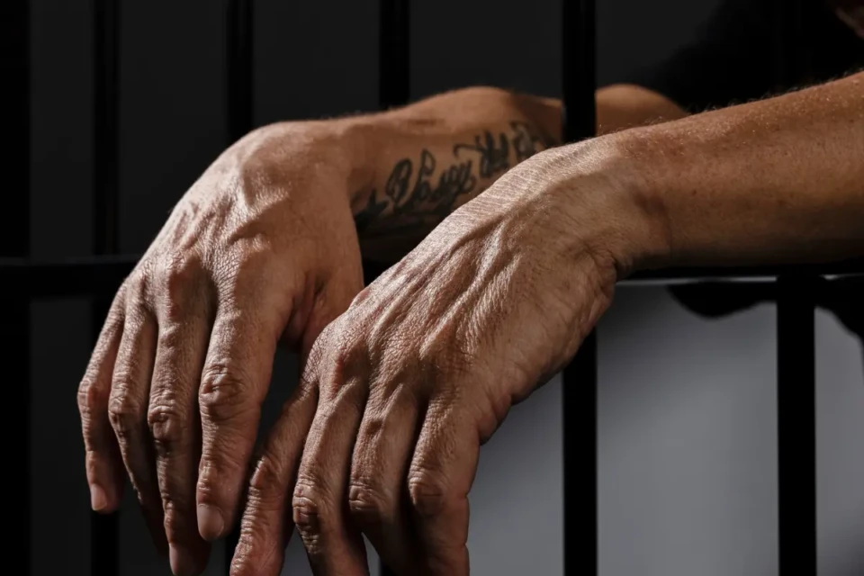 Justiça condena advogados, detentos e familiares ligados ao Comando Vermelho em Goiás (Foto: Freepik)