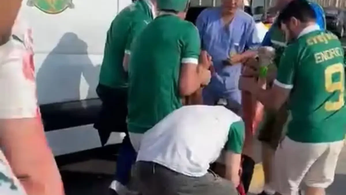 Torcedores do Palmeiras em Lima recebendo atendimento