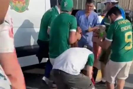 Torcedores do Palmeiras em Lima recebendo atendimento