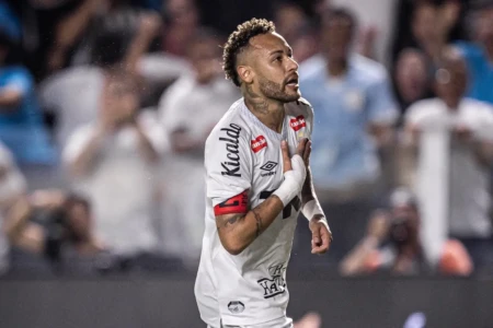 Neymar comemora gol pelo Santos