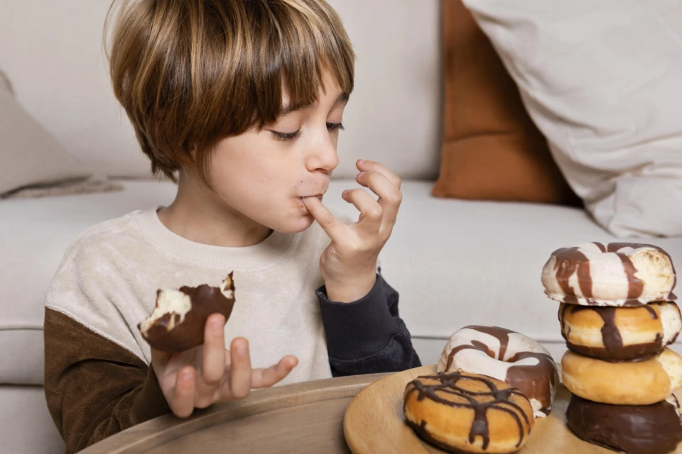 Pais devem evitar oferecer alimentos ricos em açúcar até os cinco anos de idade, reforça OMS (Foto: Freepik/reprodução)