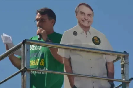 Plano do PL para eleger candidatos sem Bolsonaro inclui boneco de papelão e IA (Foto: @_VictorHRG/X)