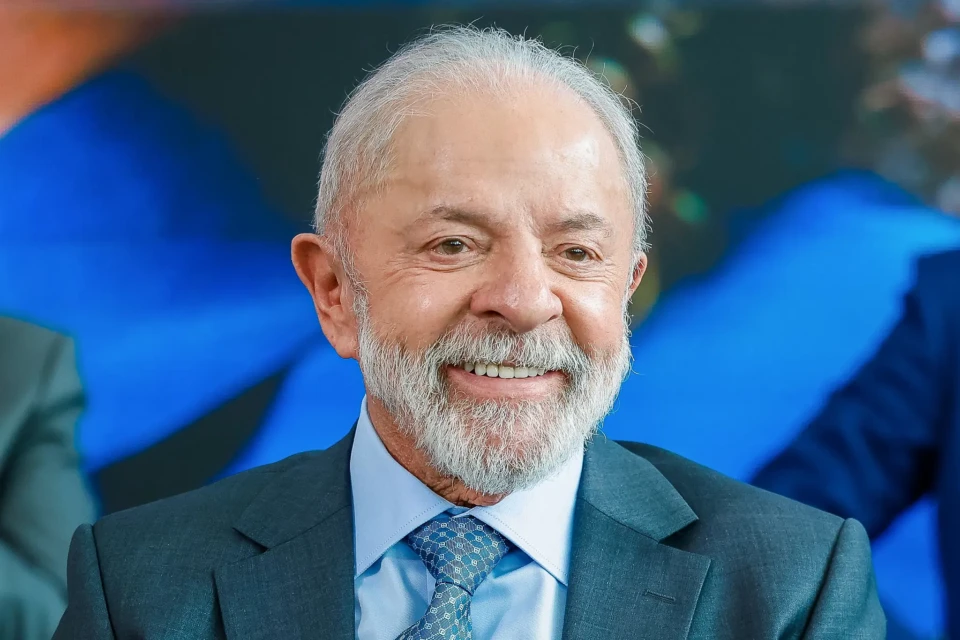 Lula bate Tarcísio ou Flávio Bolsonaro por 10 pontos no 2º turno Filho do ex-presidente supera governador de SP em cenário de 1º turno