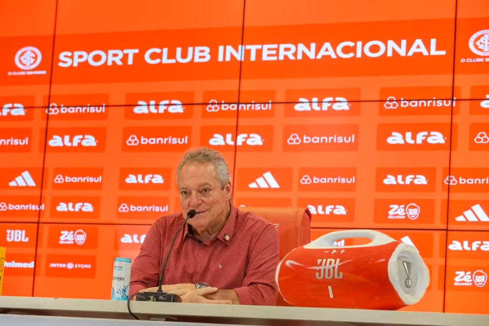 Abel Braga se envolve em polêmica em coletiva de apresentação