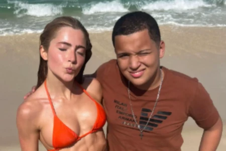 Jovem bomba na web ao avaliar simpatia de celebridades com quem tira foto