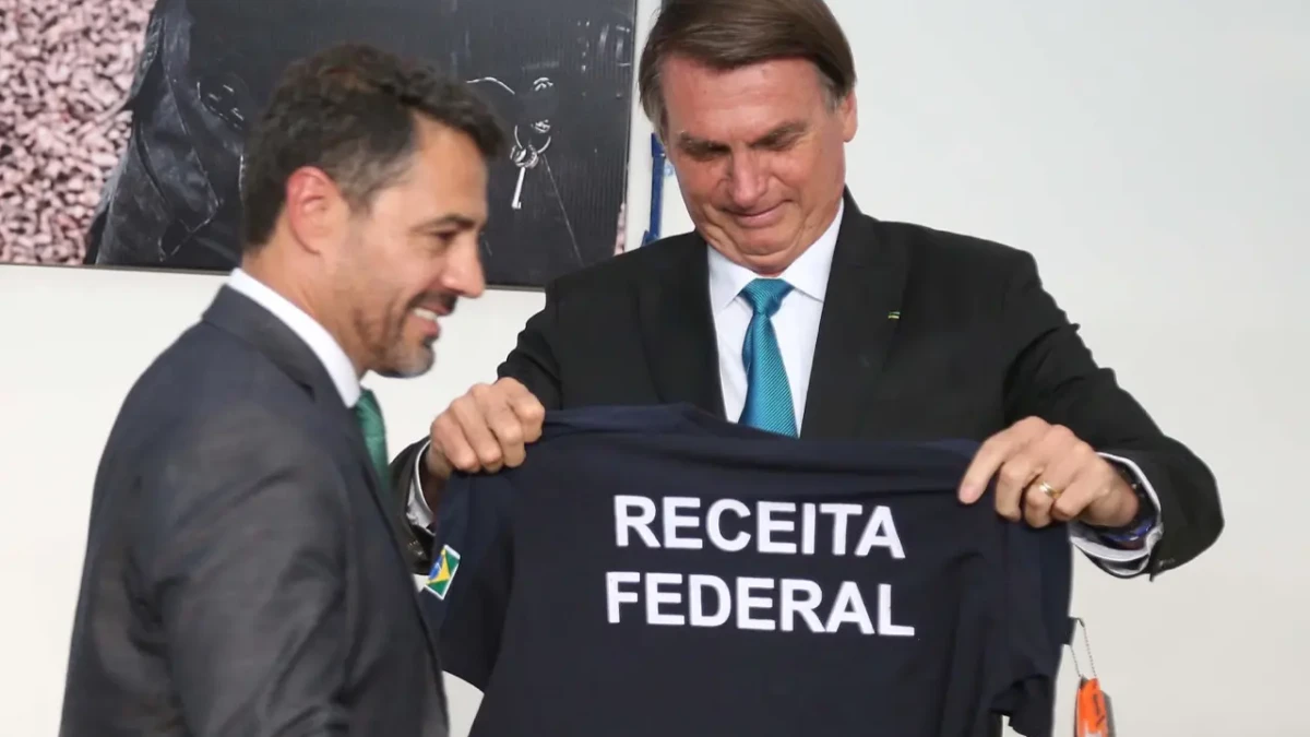Julio Cesar Vieira Gomes cargo público federal Ex-chefe da Receita envolvido no caso de joias de Bolsonaro é demitido pela CGU