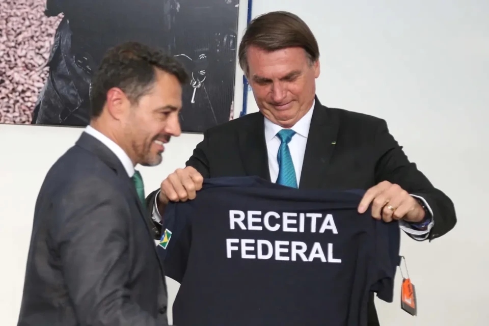 Julio Cesar Vieira Gomes cargo público federal Ex-chefe da Receita envolvido no caso de joias de Bolsonaro é demitido pela CGU