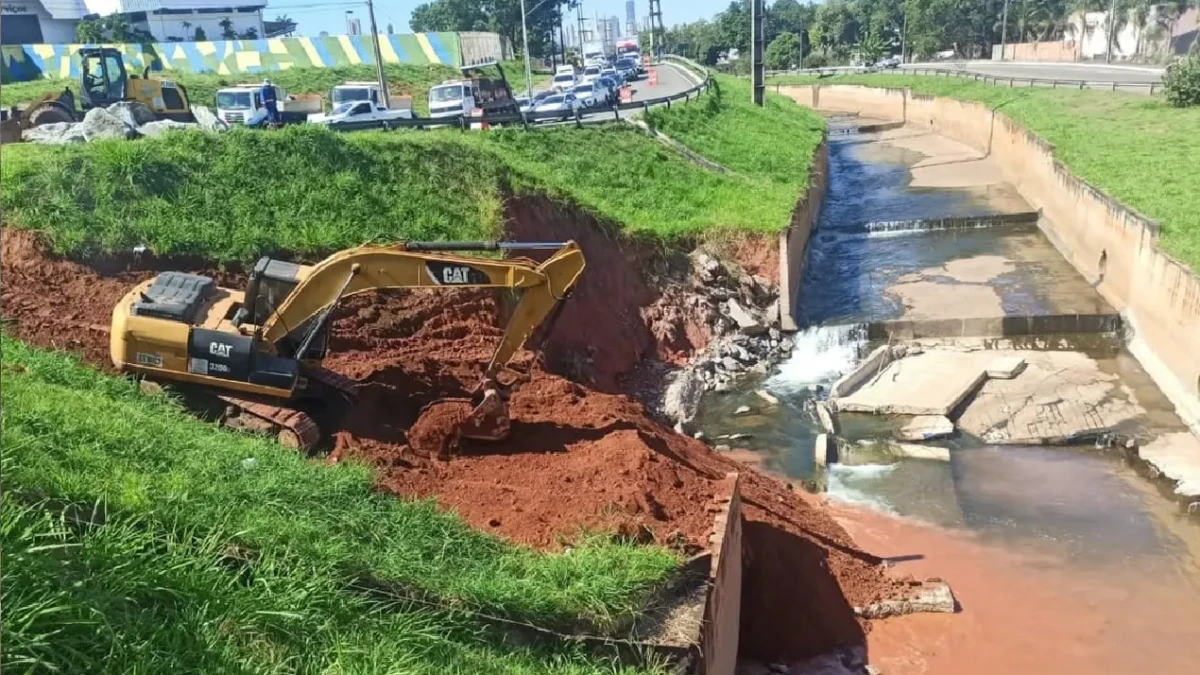 Foto mostra máquina trabalhando em trecho do Córrego Cascavel