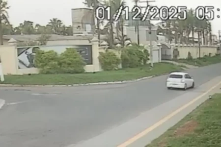 Carro usado pelos suspeitos transita na região dos motéis (Foto: Reprodução)