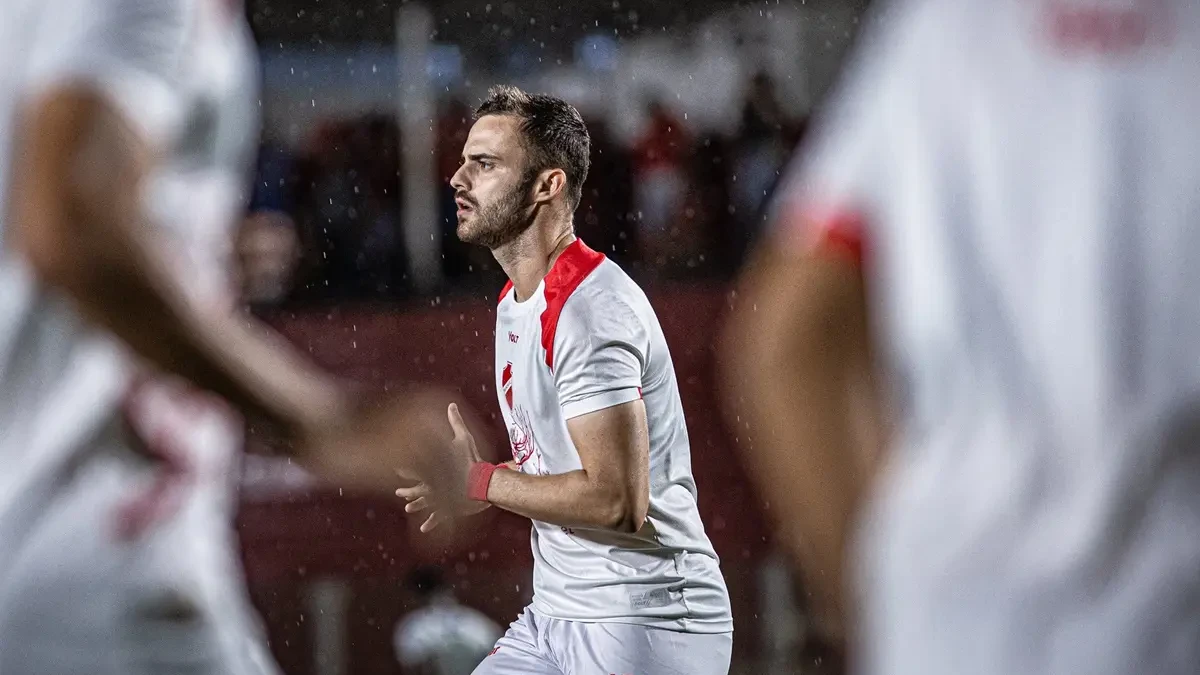Gabriel Poveda com a camisa do Vila Nova