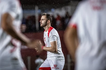 Gabriel Poveda com a camisa do Vila Nova