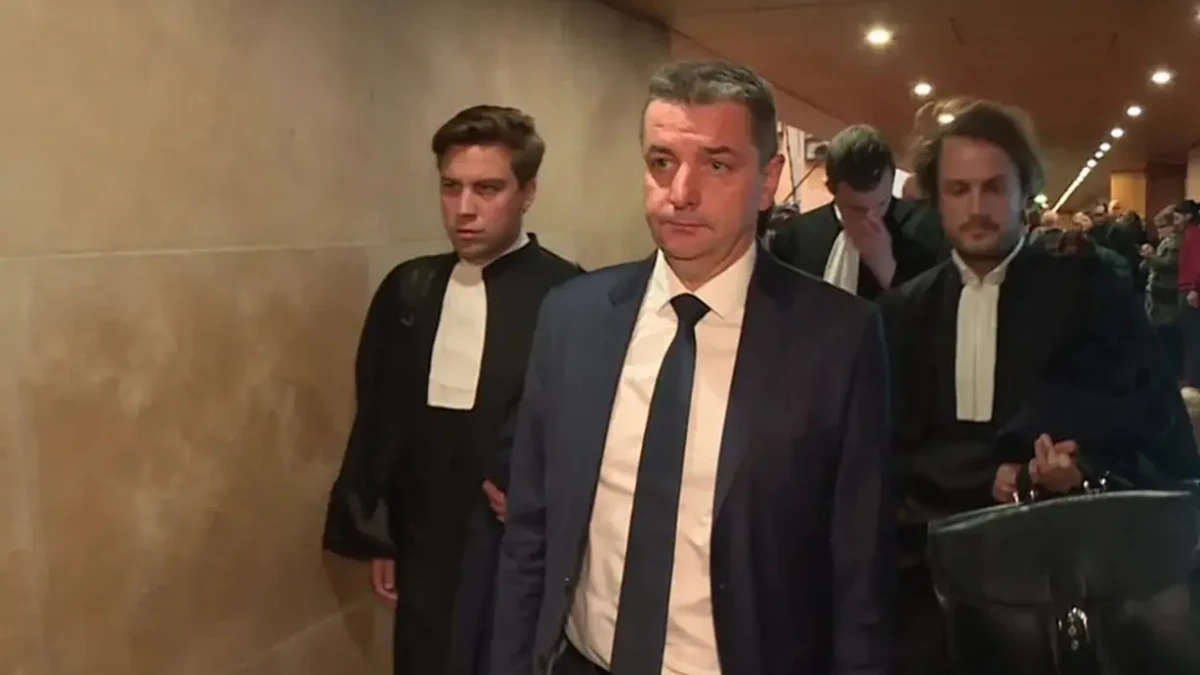 Político teria usado verba pública Prefeito na França é condenado após polêmica com garoto de programa e vídeo erótico; entenda