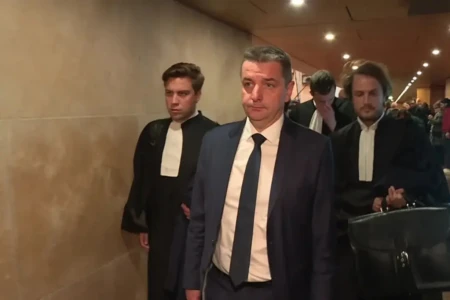 Político teria usado verba pública Prefeito na França é condenado após polêmica com garoto de programa e vídeo erótico; entenda