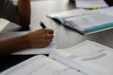 Imagem de uma pessoa estudando