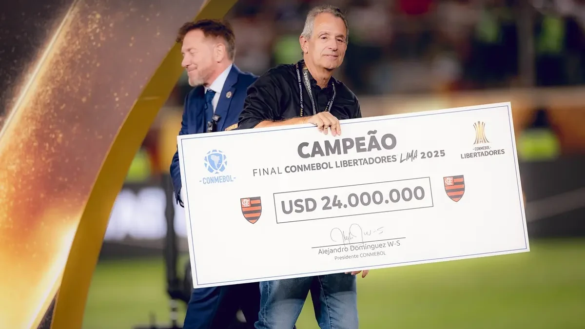 Presidente do Flamengo com premiação da Libertadores