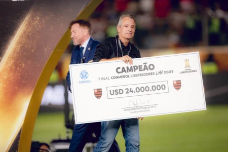 Presidente do Flamengo com premiação da Libertadores