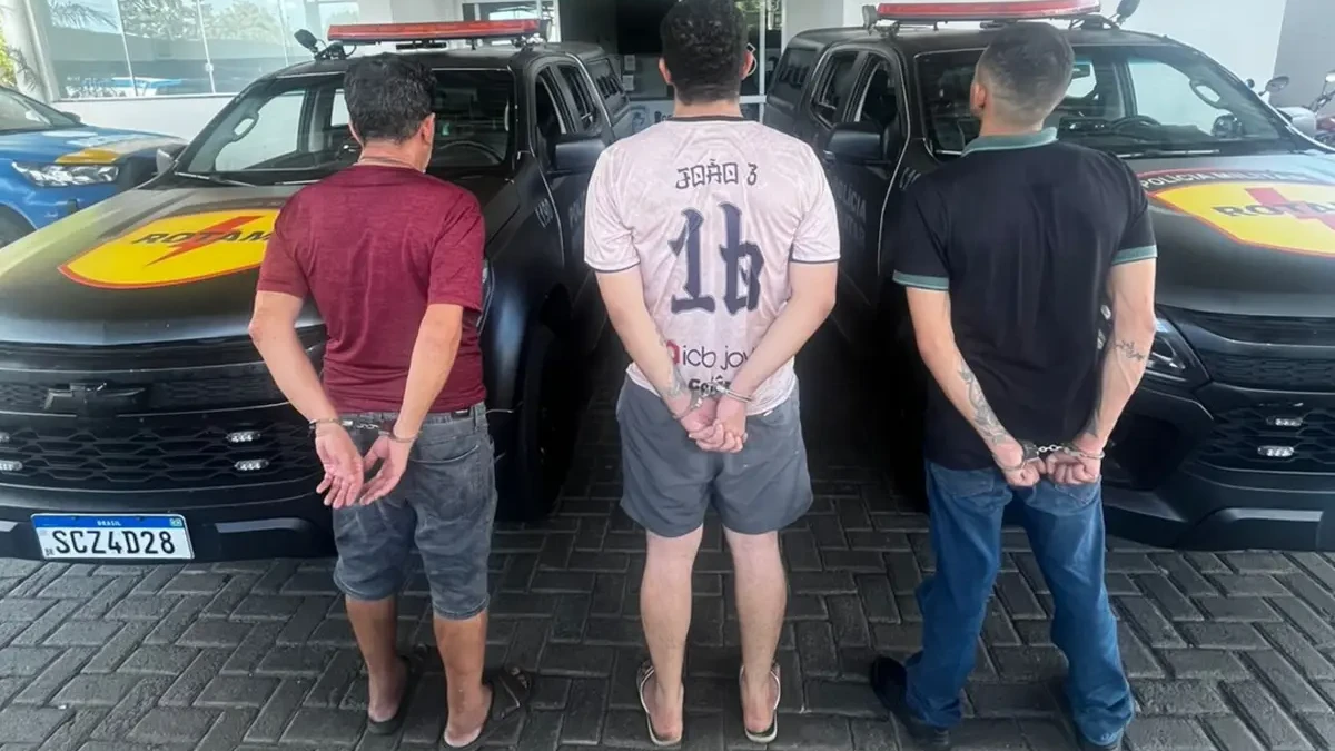 Três homens algemados