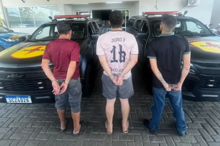 Três homens algemados