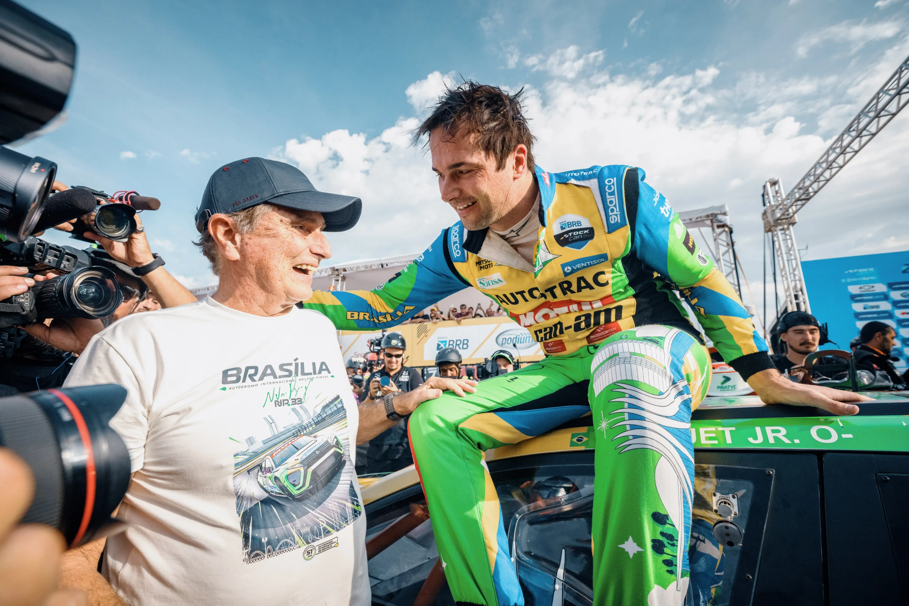 Nelson Piquet Jr. vence etapa de Brasília e recebe troféu das mãos do ...