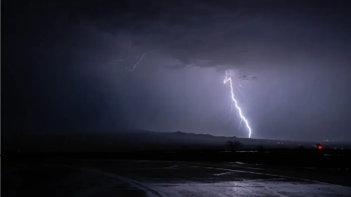 Imagem ilustrativa mostra queda de raio em meio a tempestade