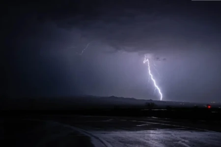 Imagem ilustrativa mostra queda de raio em meio a tempestade